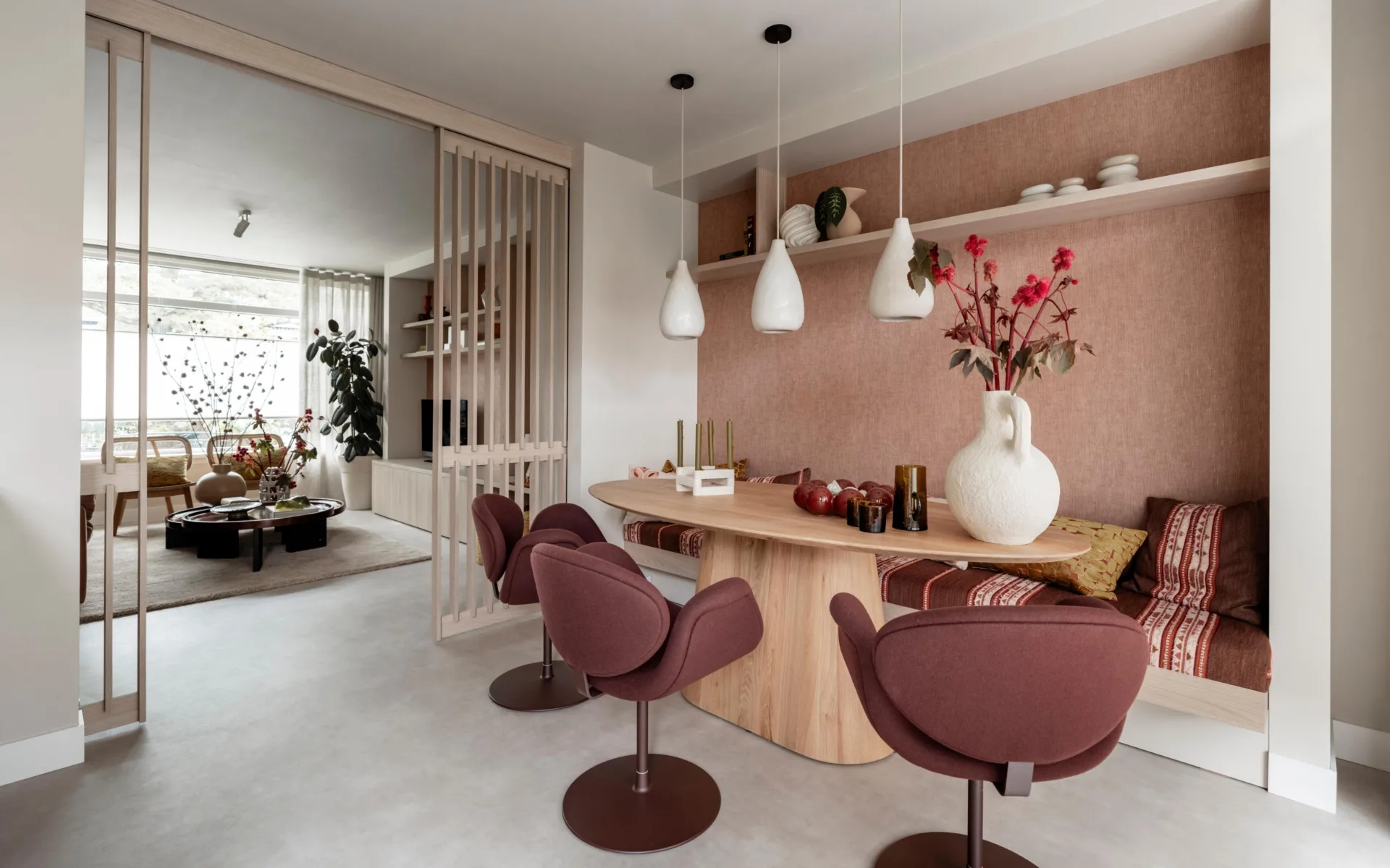 Betonlook vinyl vloer in keuken en woonkamer van warm kleurrijk interieur