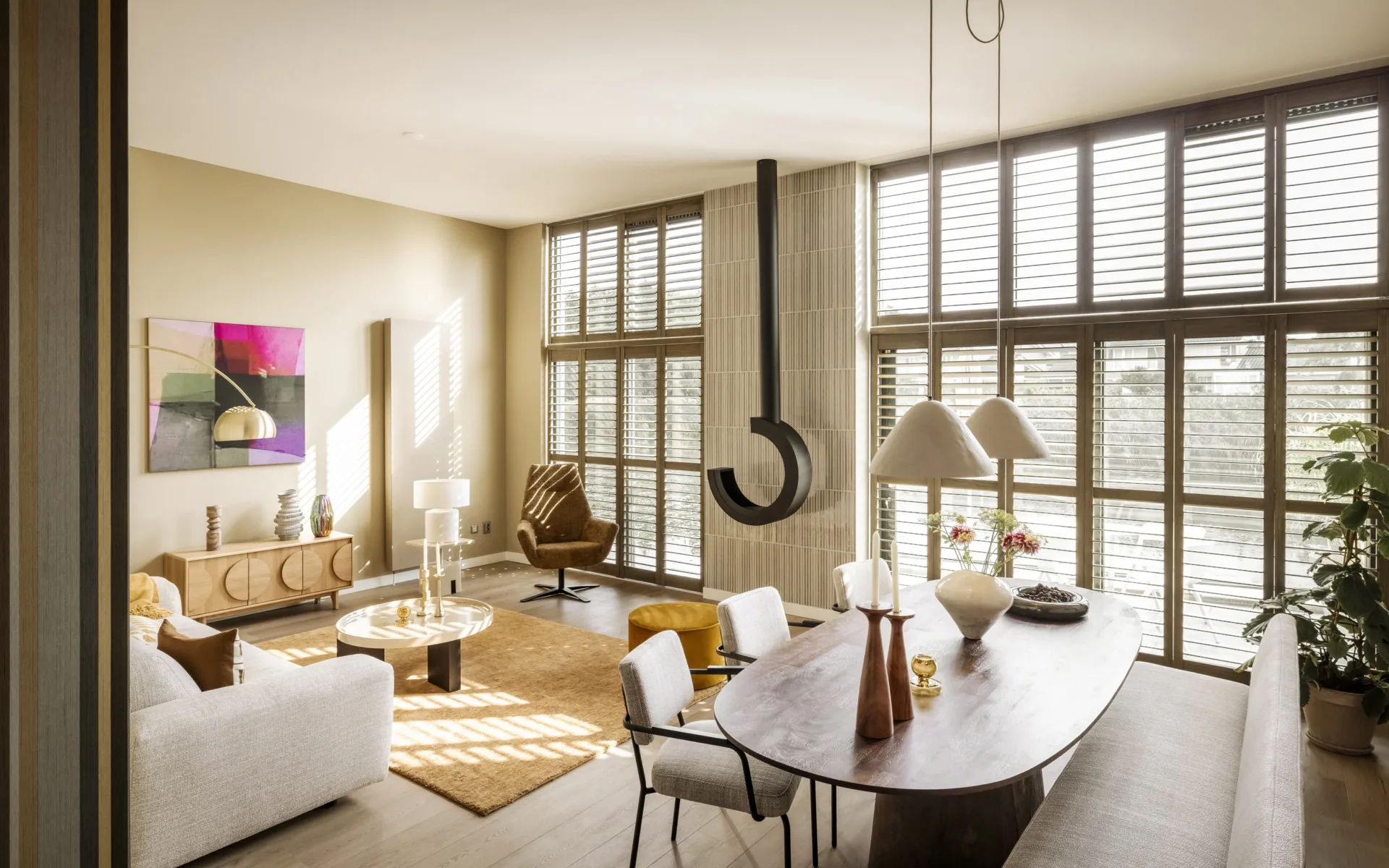 Coretec® click pvc-vloer in warme licht eikenhoutlook wordt door Aanhuis.nl gelegd in de woonkamer