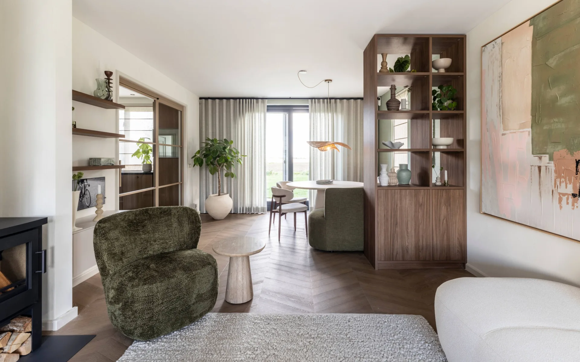 Botanische woonkamer met donkere hongaarsepunt pvc-vloer