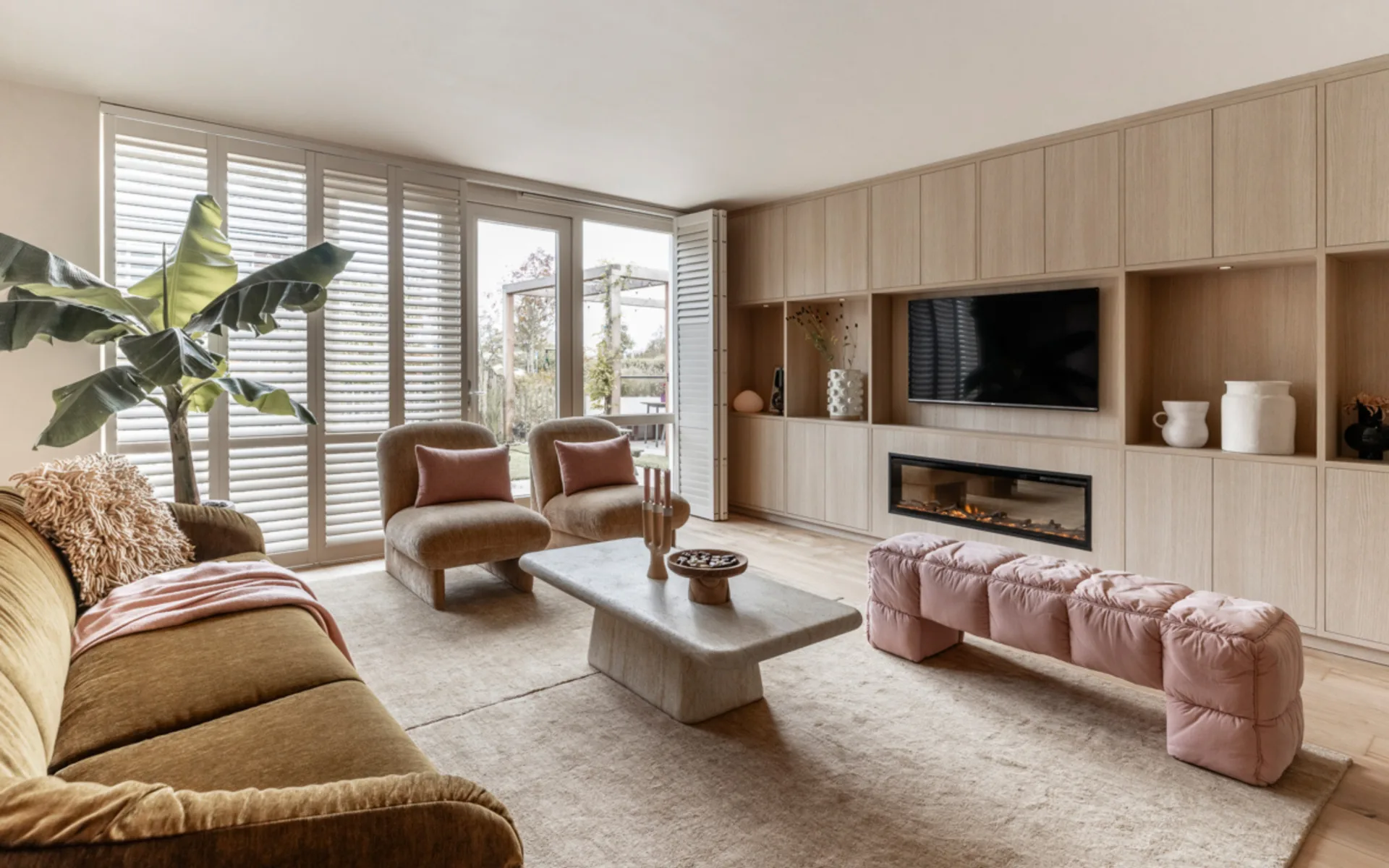 Licht eiken Allure tv-kast op maat met elektrische haard in woonkamer