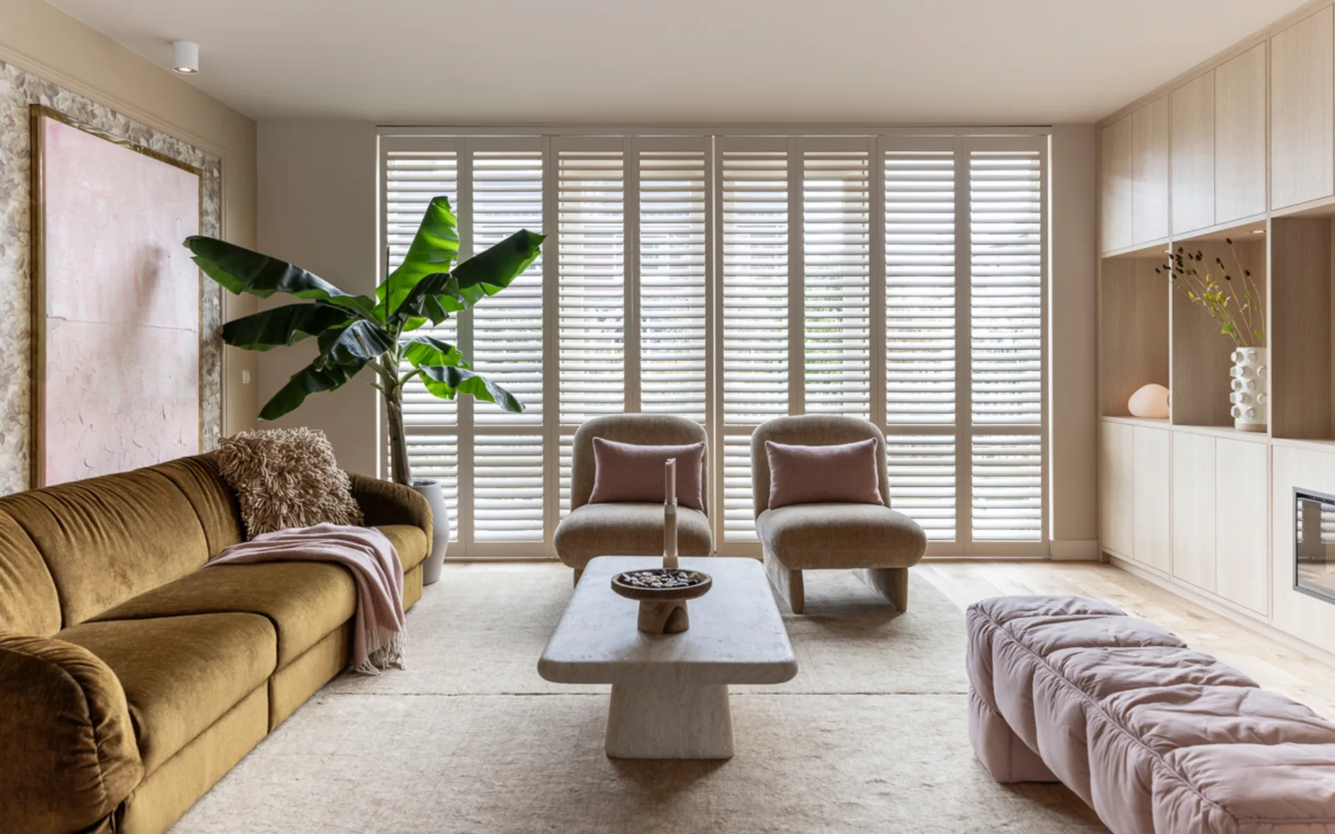 Licht eiken Allure tv-kast op maat met elektrische haard in woonkamer