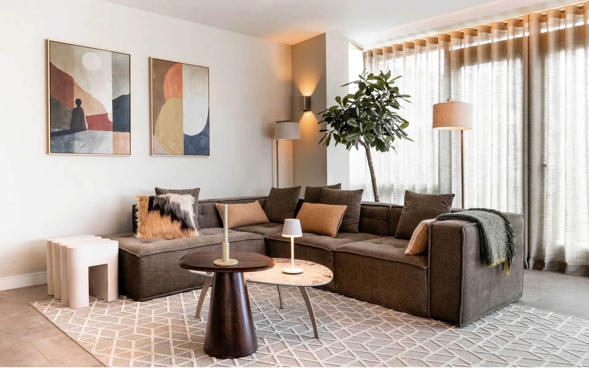 Modern strak woonkamer met hoekbank, wavegordijnen