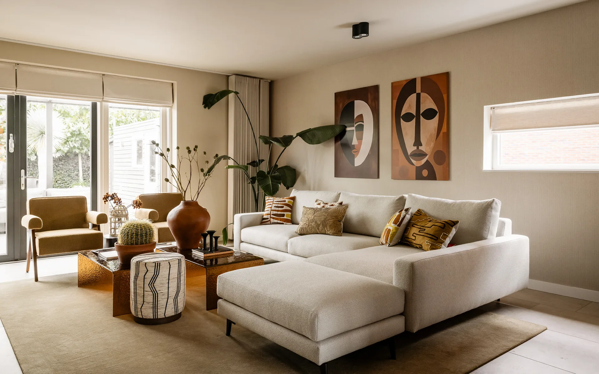 Japandi woonstijl met strakke pvc-tegels en luchtige wavegordijnen en sfeervolle vouwgordijnen.