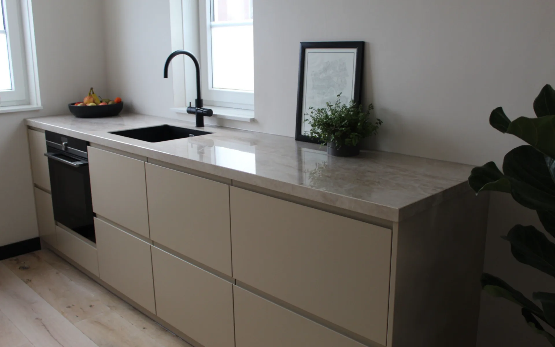 Taupe keukenblok van Hello Front