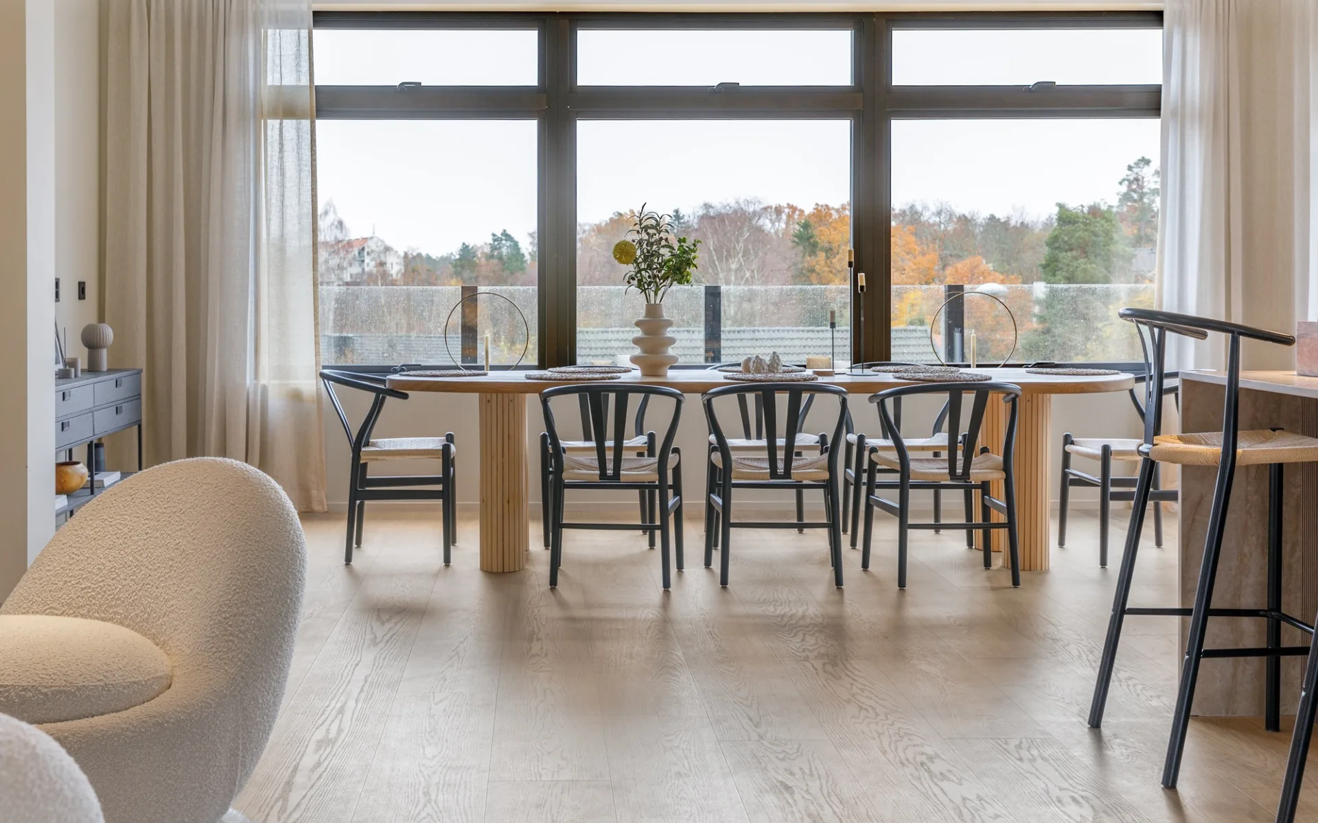 feervolle eetkamer met duurzame Bjelin Woodura vloer