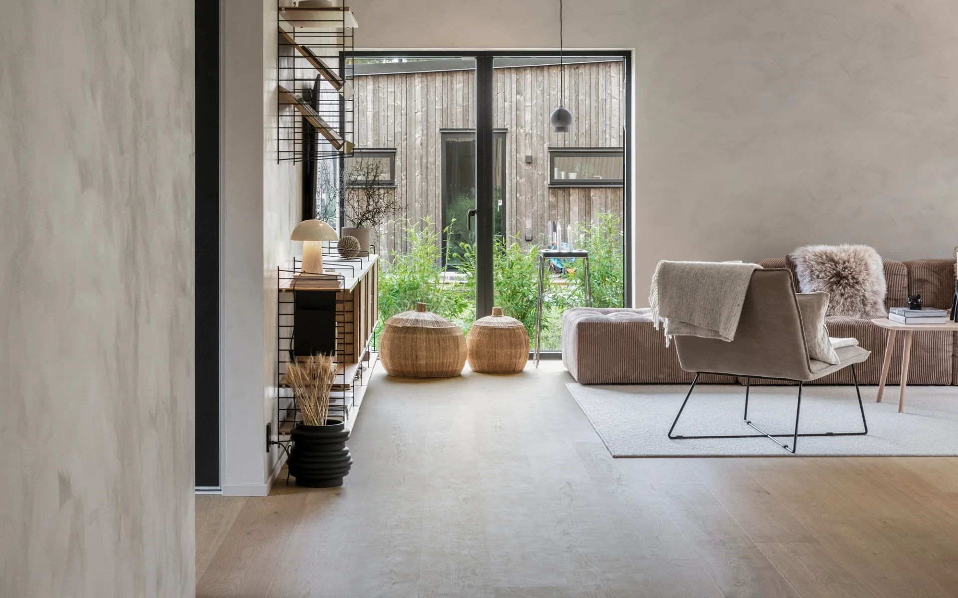 Ruime woonkamer met Bjelin Woodura houten vloer