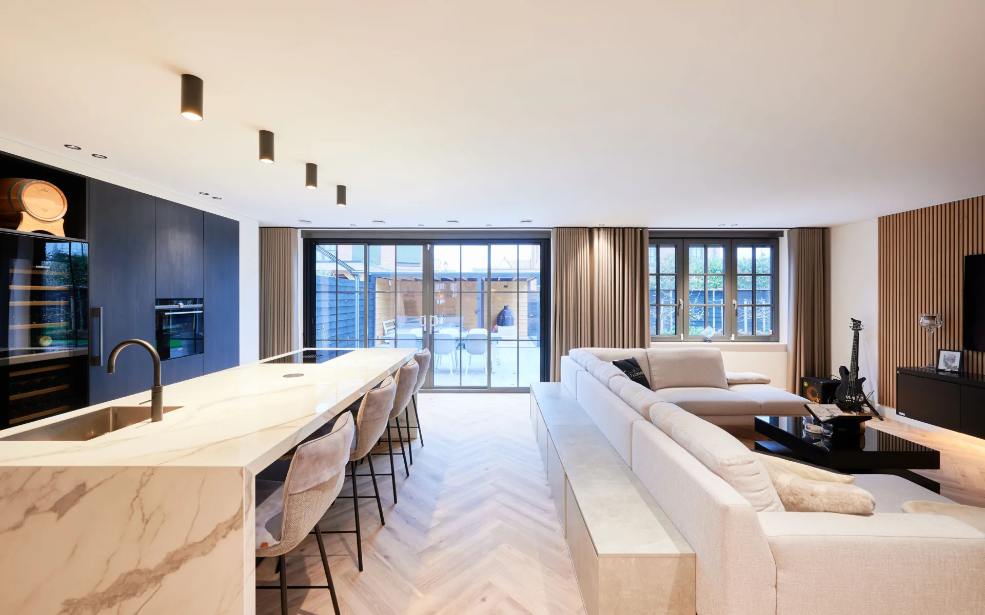 Plameco spanplafonds in de woonkamer met pvc-vloer in visgraatpatroon