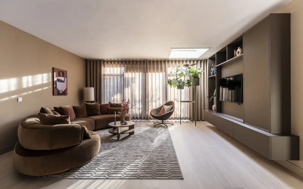 New chic woonkamer met houten vloer en wave inbetweens in bruintint en kast op maat