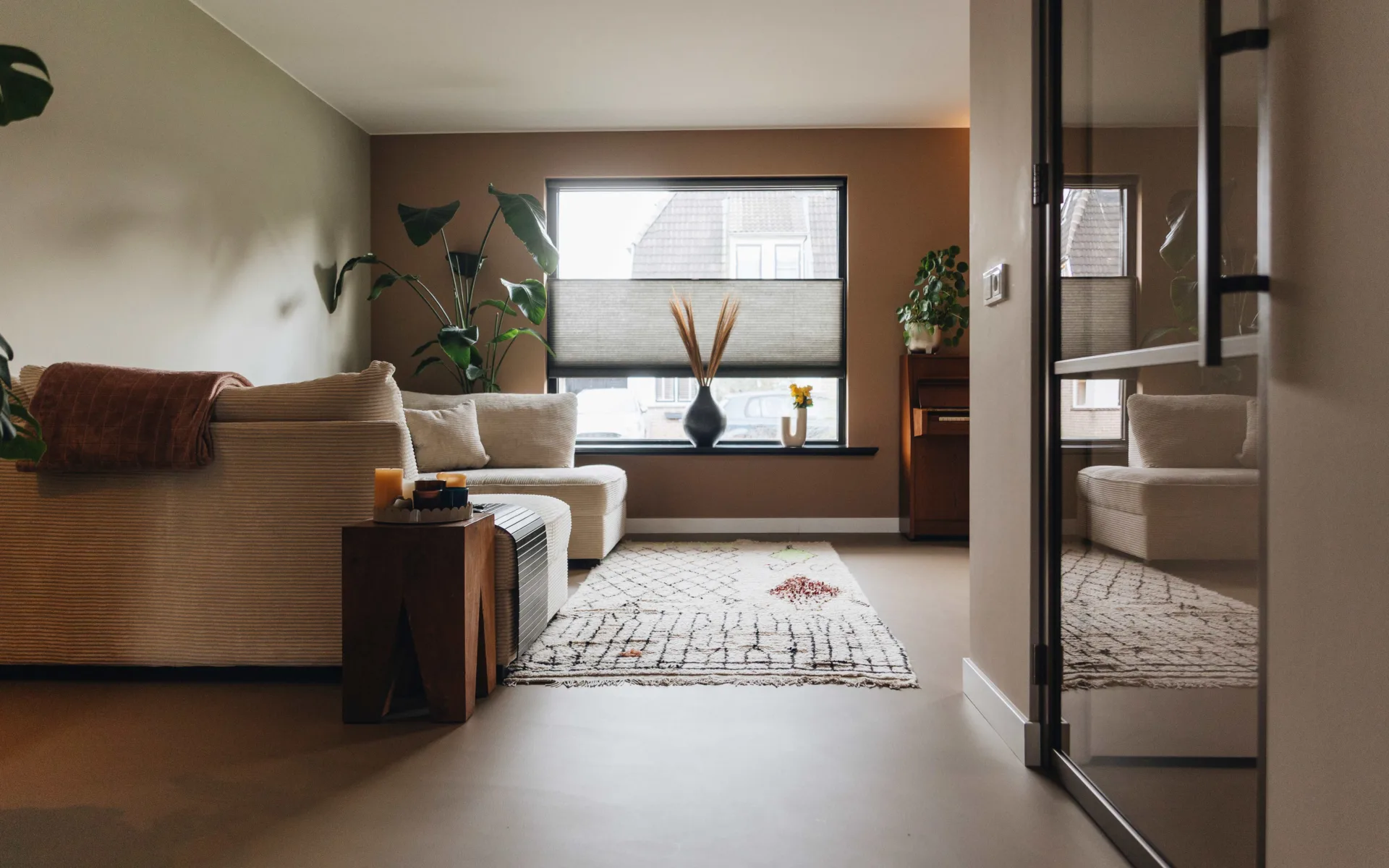 Woonkamer met gietvloer en stalendeur