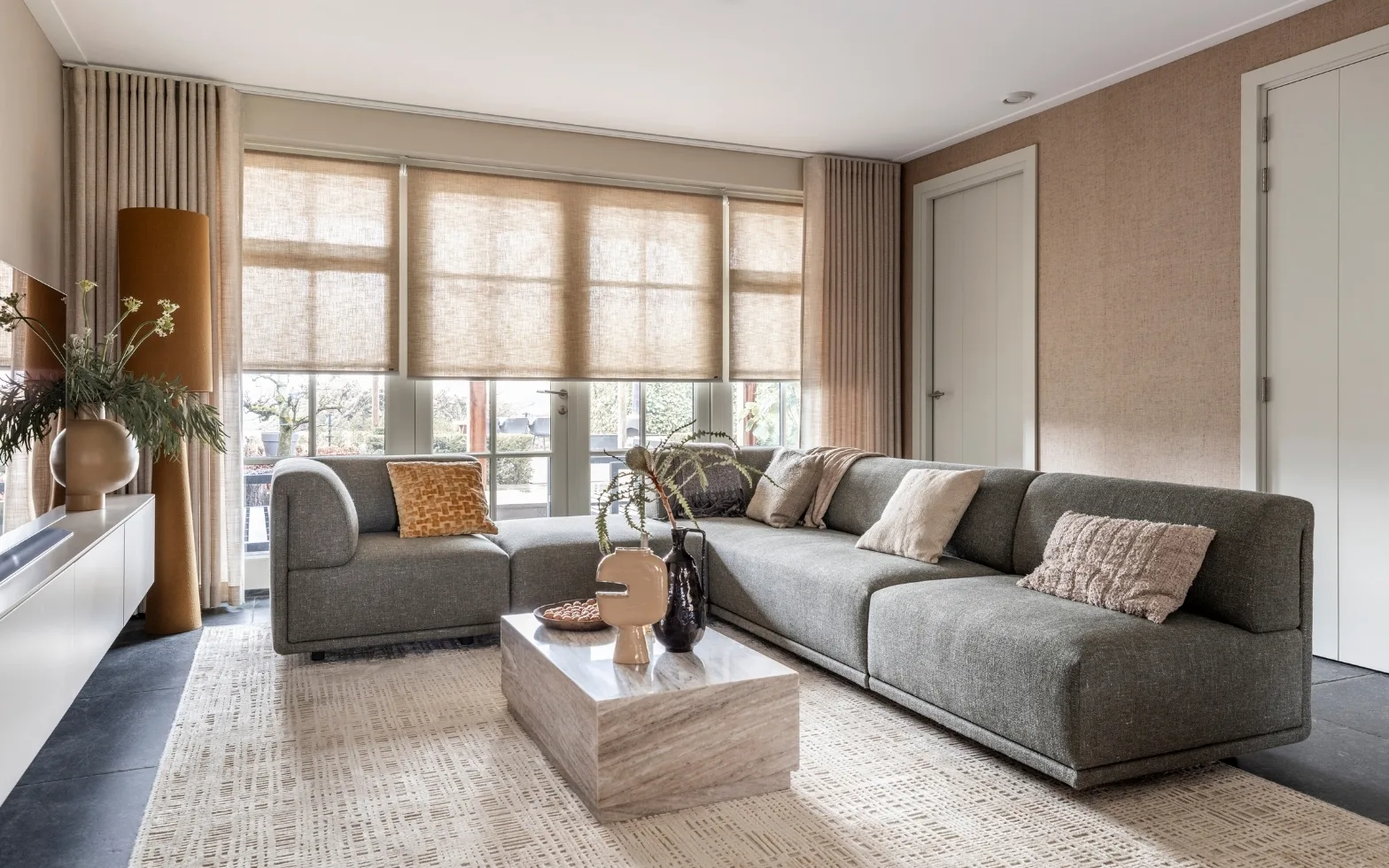 Basic naturel woonkamer met beige rolgordijnen en wavegordijnen