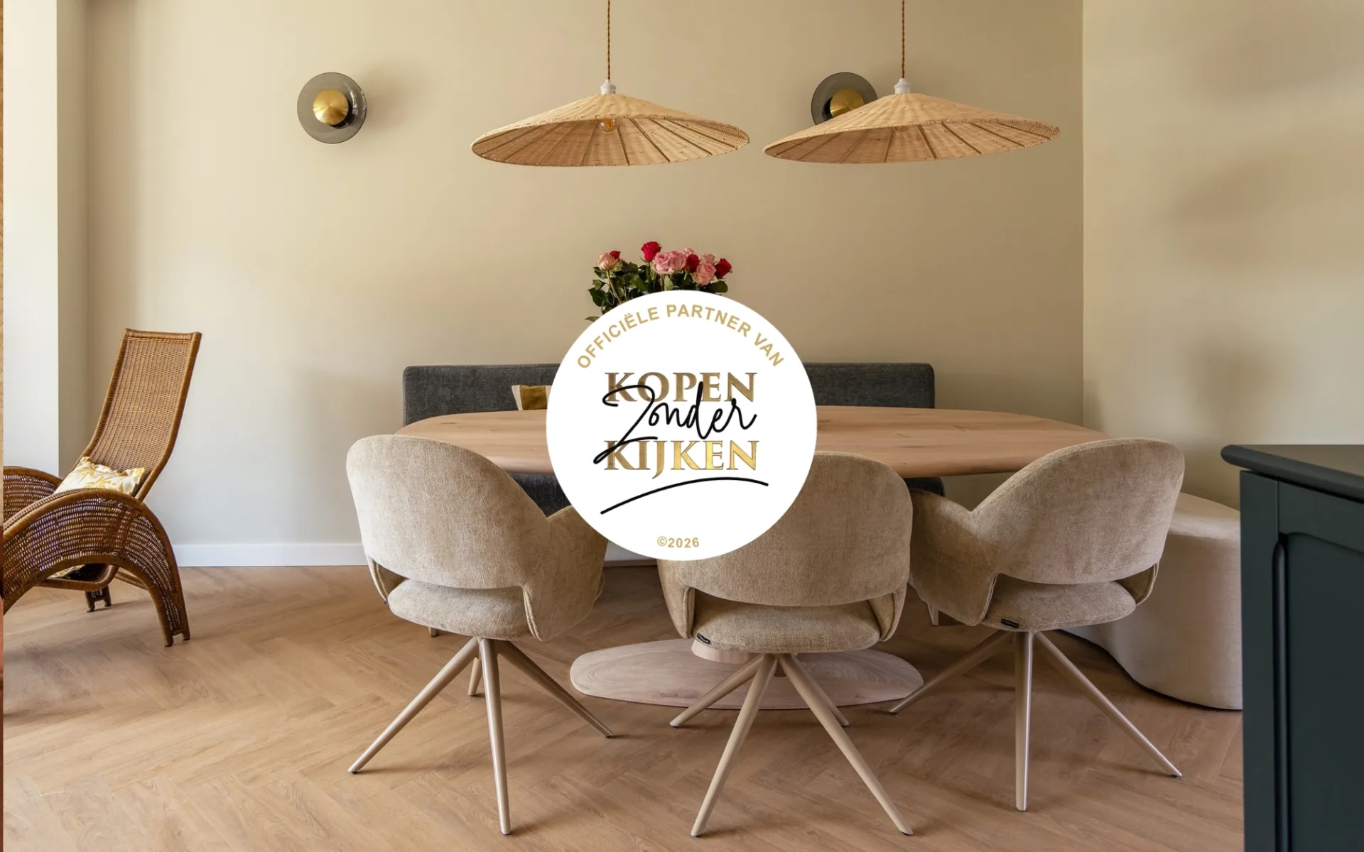 Moderne en stijlvolle eetkamer met een warme, uitnodigende sfeer.