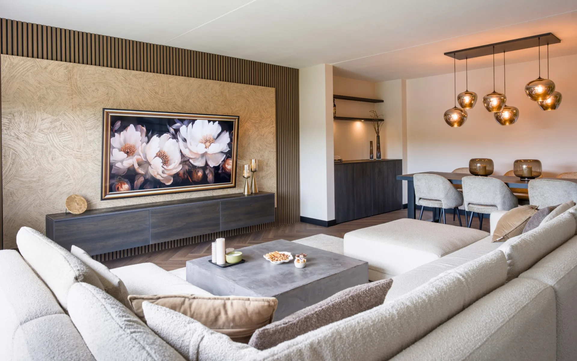hotel chic woonkamer met beige behang, bruine houten wandpanelen en zwarte tv-kast op maat