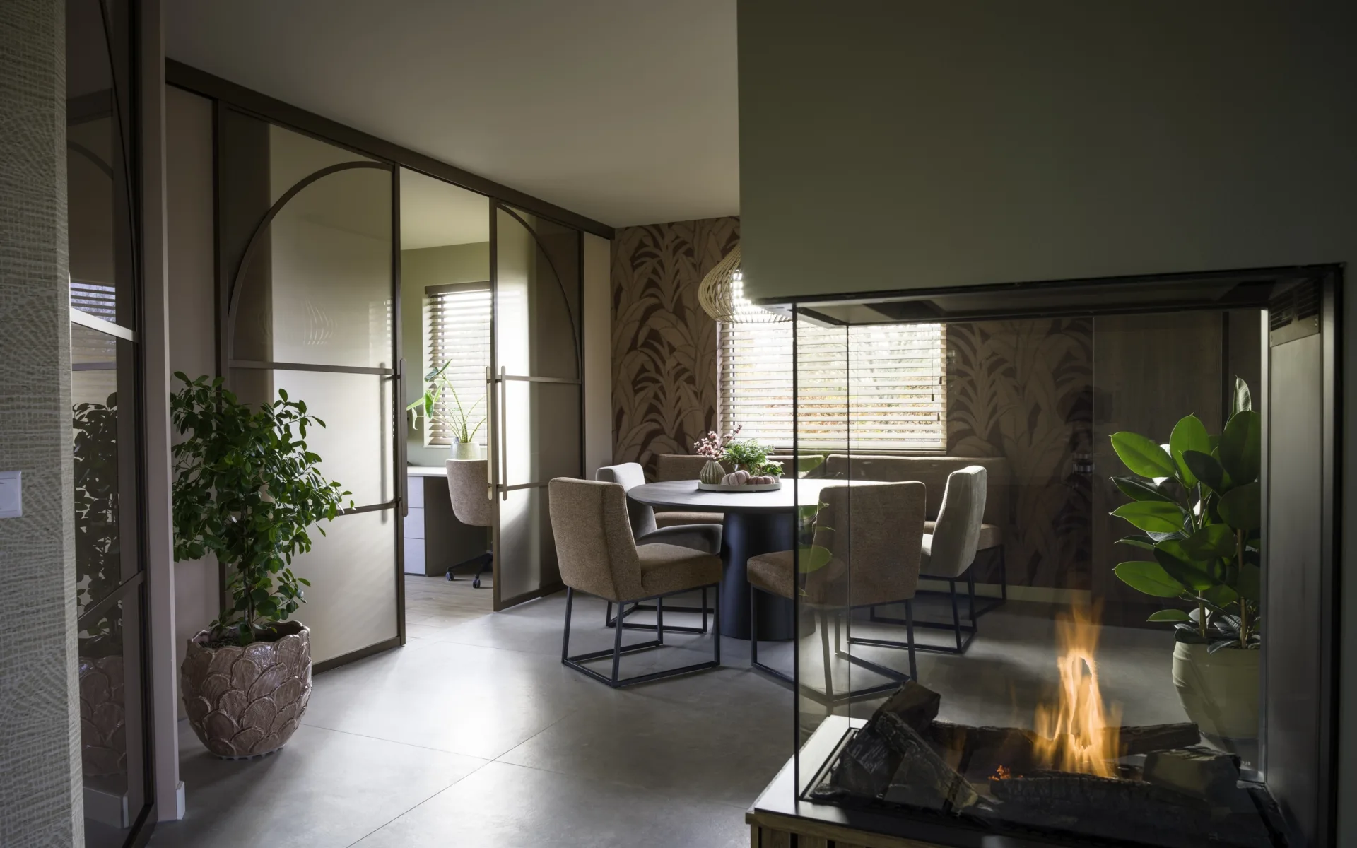 Woonkamer met keramische tegelvloer en ronde tafel