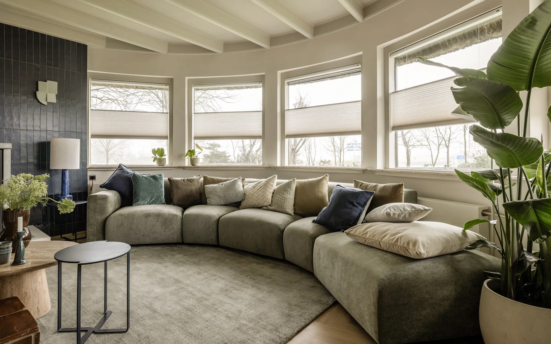 Gezellige zithoek met een frisse, moderne uitstraling.