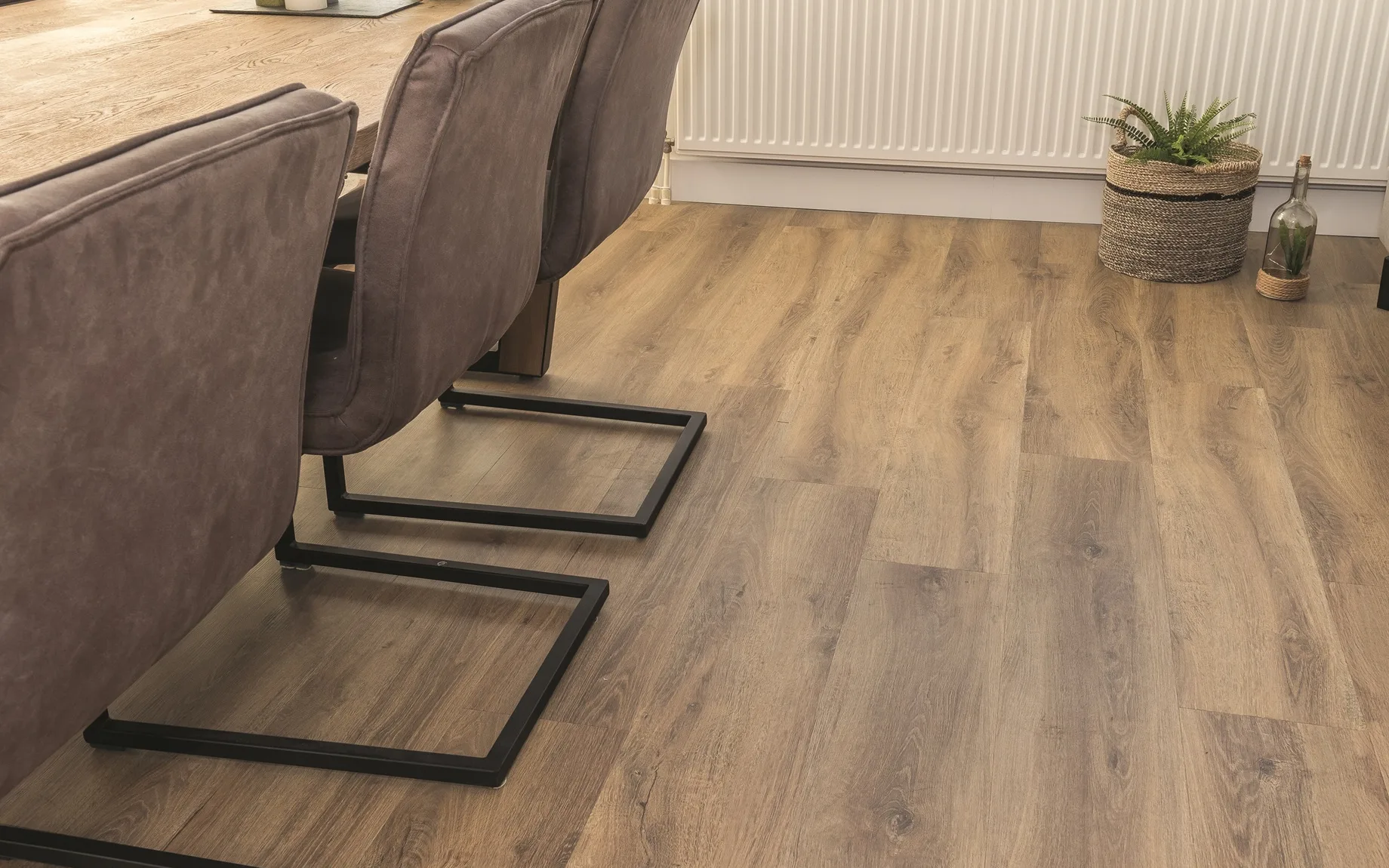 Eetkamer met Bodiax pvc vloer met rechte houtlook planken.