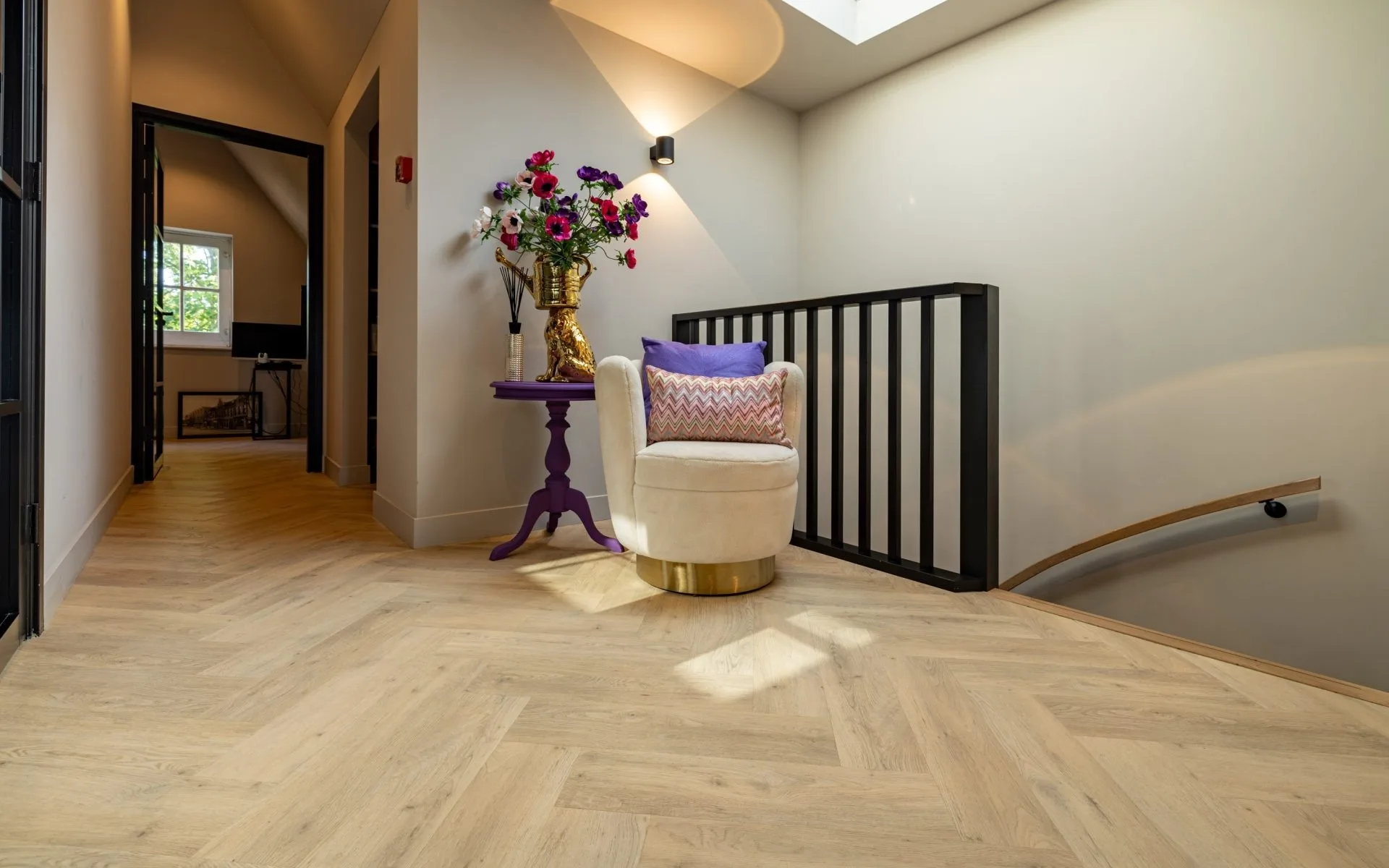 Visgraat pvc vloer op overloop, lichte houtkleur moderne stijl.