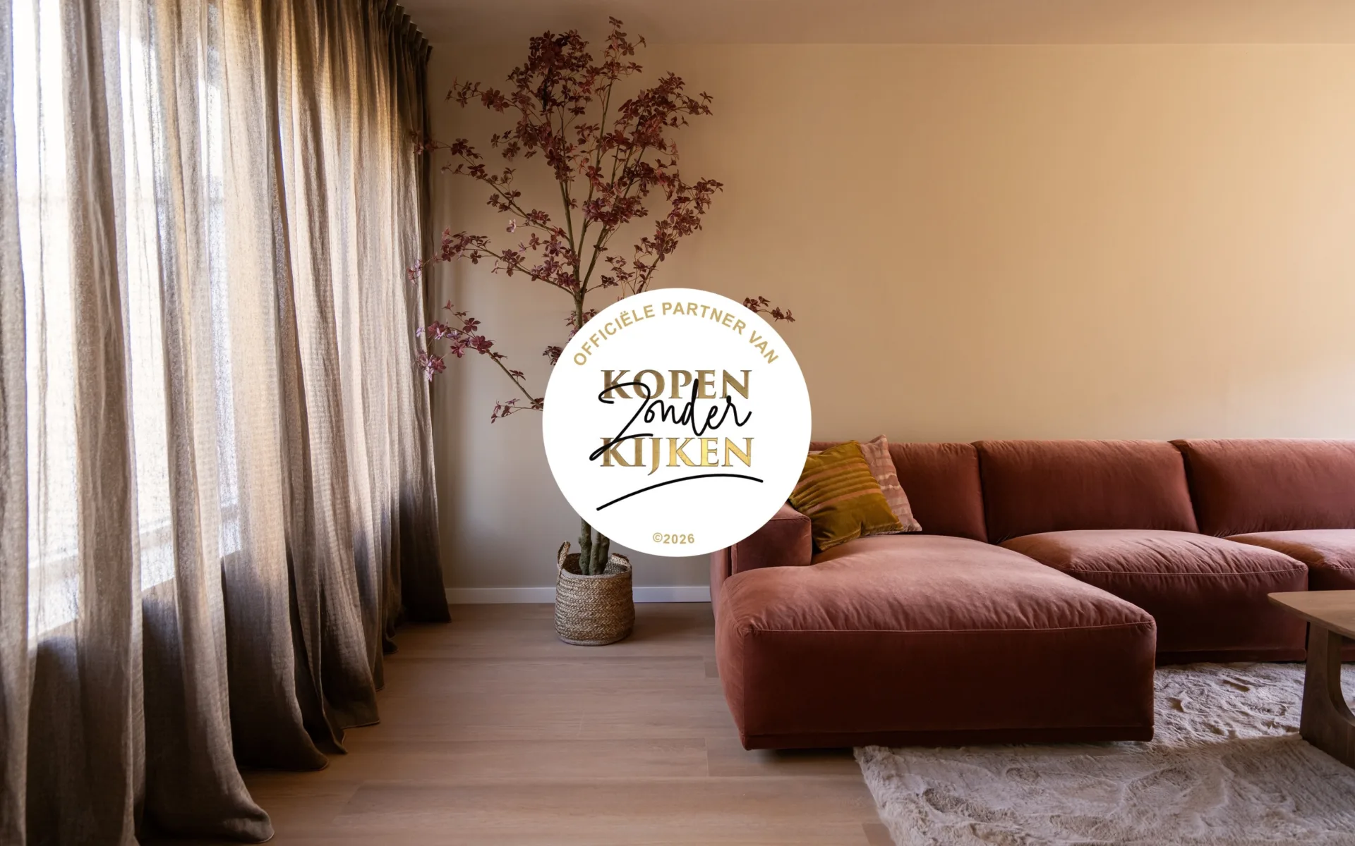 New chic make-over met bruine inbetween gordijnen en pvc-vloer in woonkamer