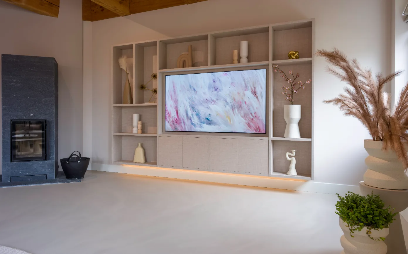 Ruimtelijke woonkamer met harde vloeren, grote ramen en minimalistische inrichting, waardoor geluid kan weerkaatsen en echo ontstaat.