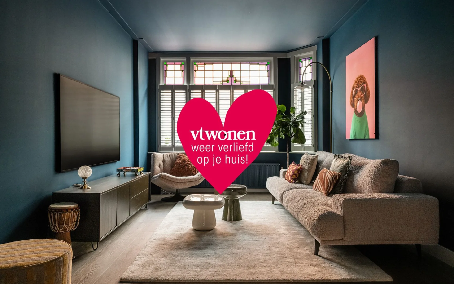 Sfeervolle zithoek met kleurrijke kunst en comfortabele meubels.