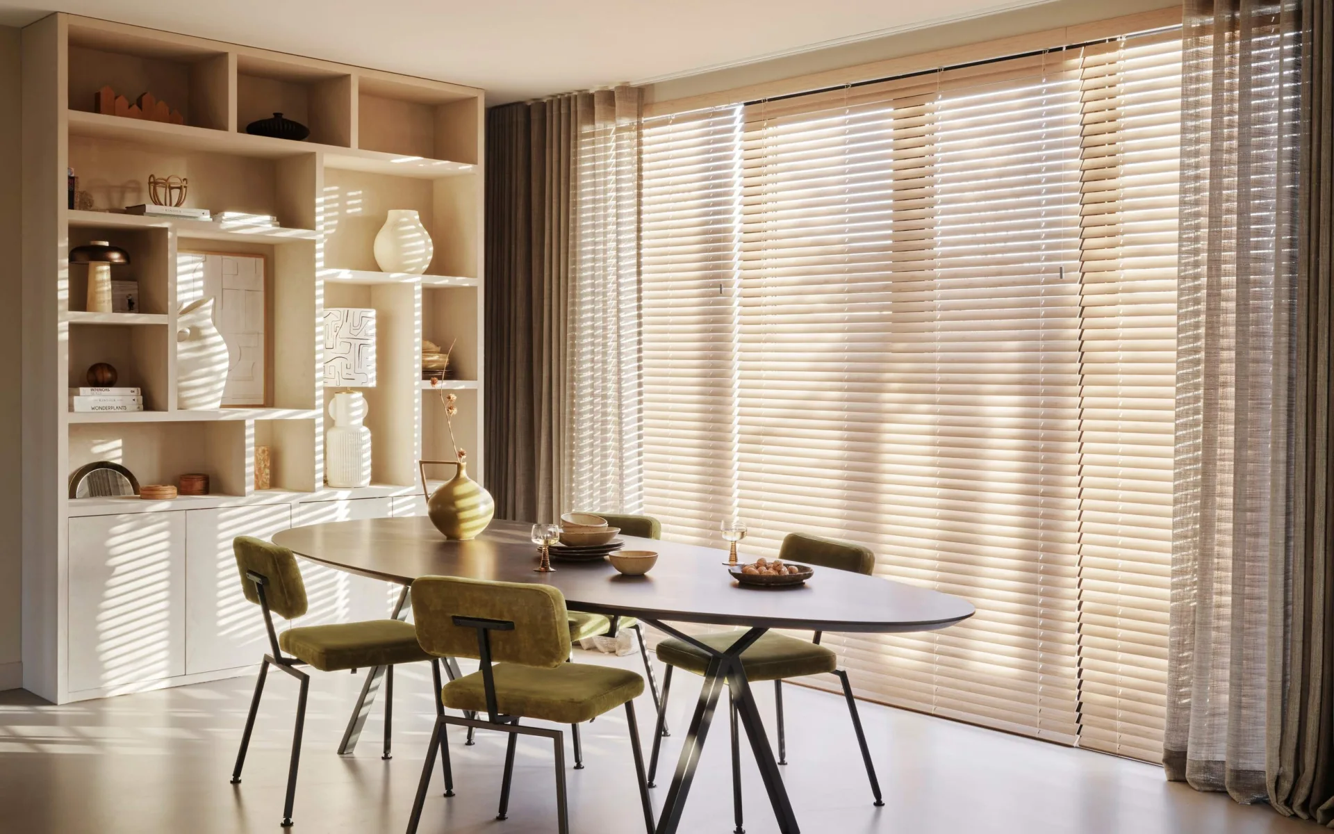Raamdecoratie met MotionBlinds motor in eethoek