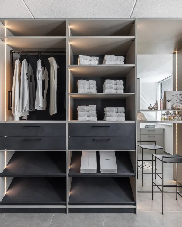 Grote inloopkast met hangplek, lades en open vakken plus ledverlichting in de kast