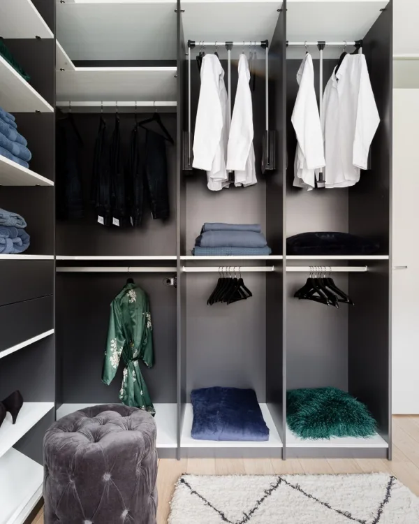 ideeën voor een inloopkast in een donkere kleur met witte legplanken