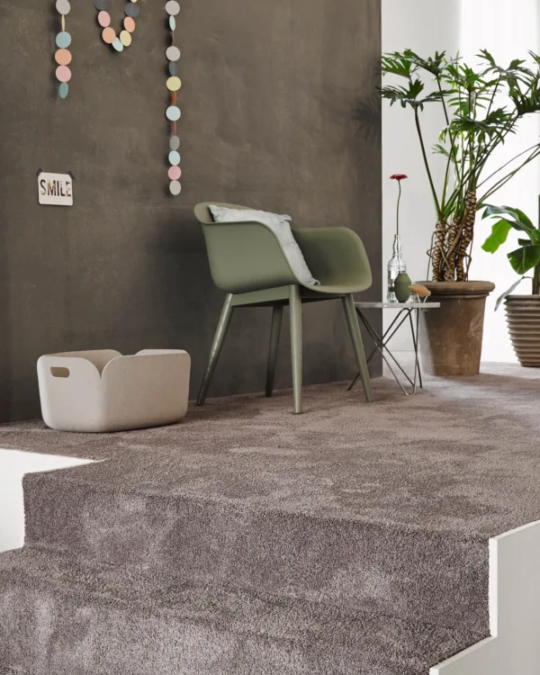 Een lichte trap met paars tapijt