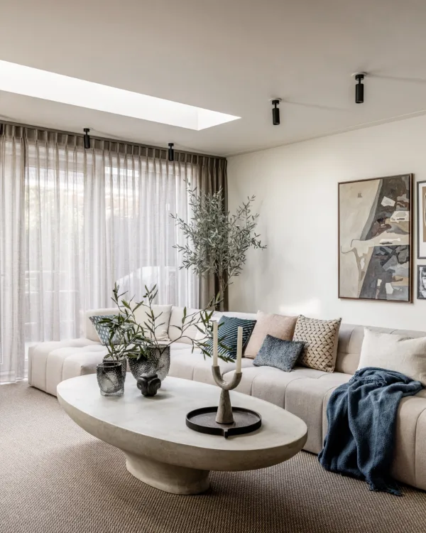 Hotel chic woonstijl met gordijnen, visgraat vloer en vloerkleed in de woonkamer