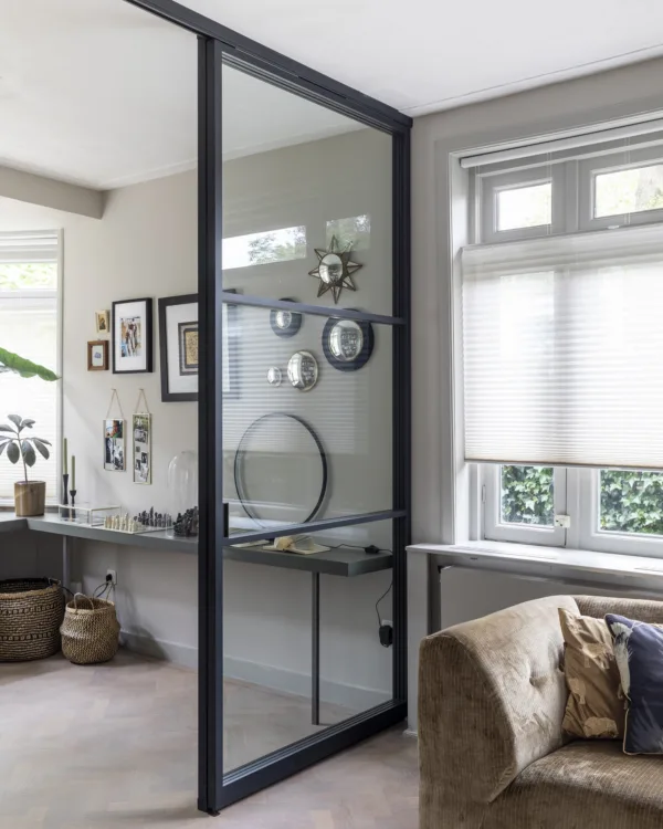 Stalen deuren als roomdivider bij Aanhuis.nl