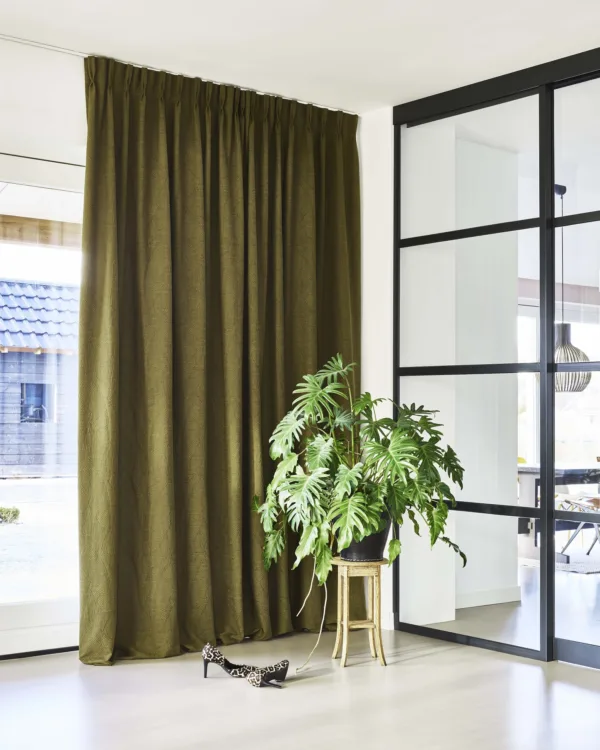 Overgordijnen in botanisch groen