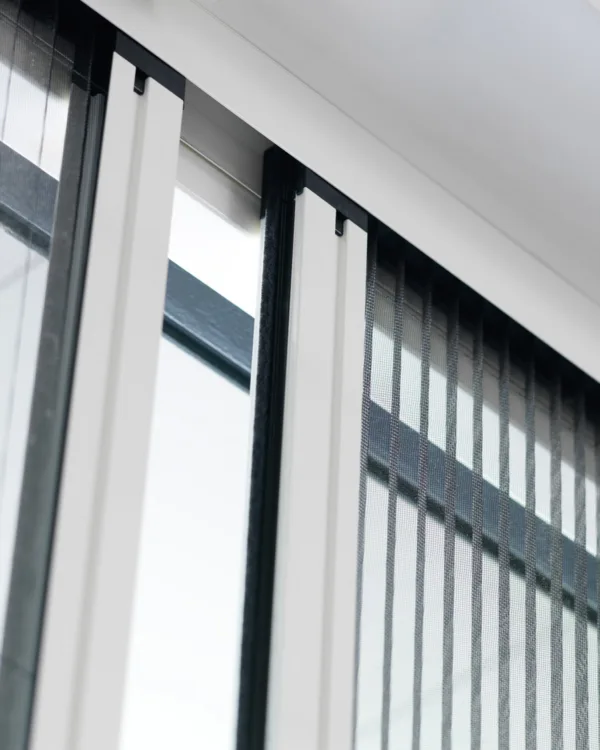 Detail deurhorren met magneetsluiting