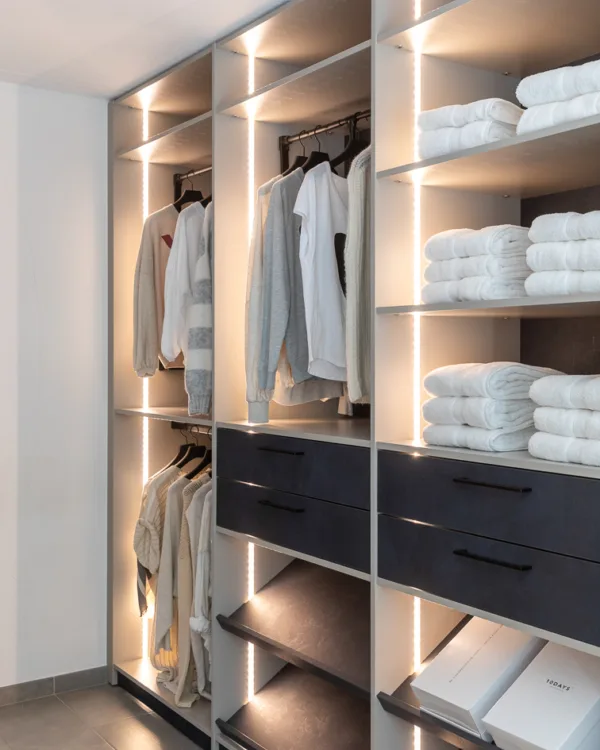 Inloop kast op maat in licht eiken tint, donkere lades en verlichting