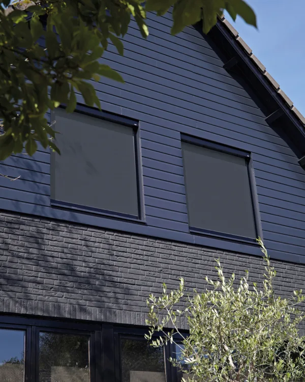 Luxaflex zwarte rolluiken bij Aanhuis.nl