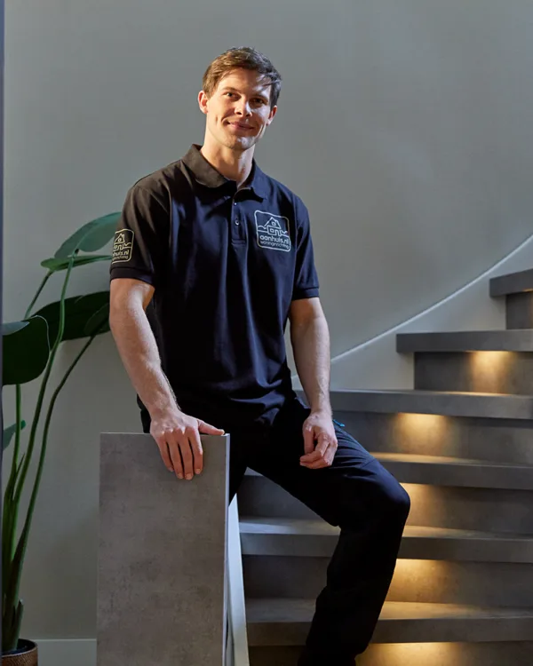 Aanhuis monteur op een donkere trap met ledlicht