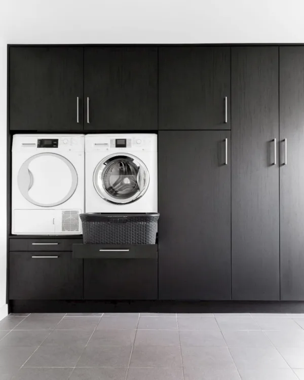 Wasmachinekast zwart in moderne stijl passend bij gietvloer.