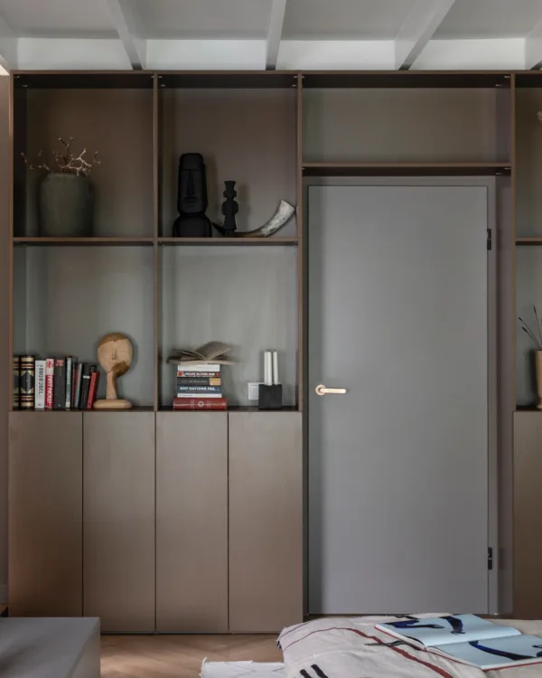 Maatwerk inbouwkast met slimme opbergoplossingen.