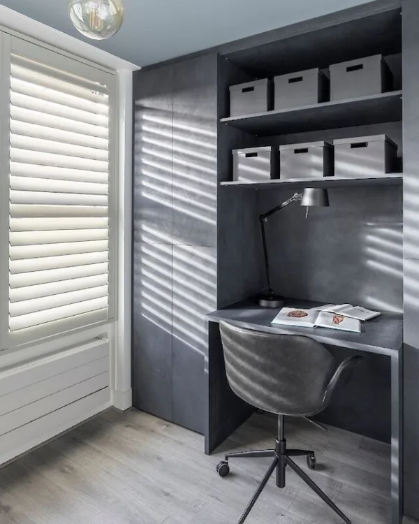 Inbouwkast op maat gecombineerd met bureau en werkplek,