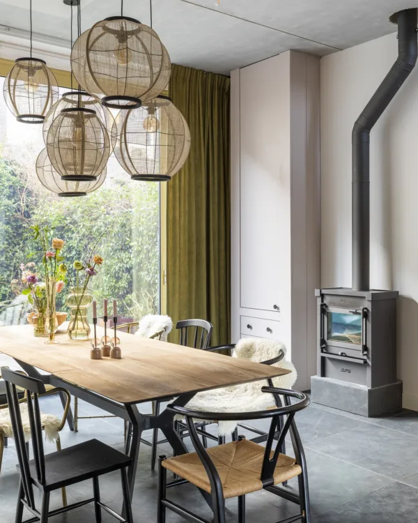 Overgordijnen in de eetkamer met hoge plafonds