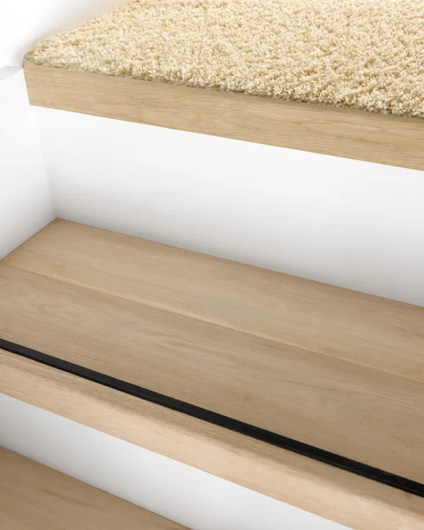 Detail trapbekleding tapijt en afwerklijst