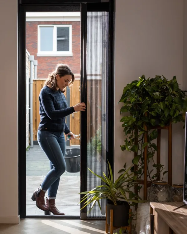 Hordeur met plisségaas en zwart frame