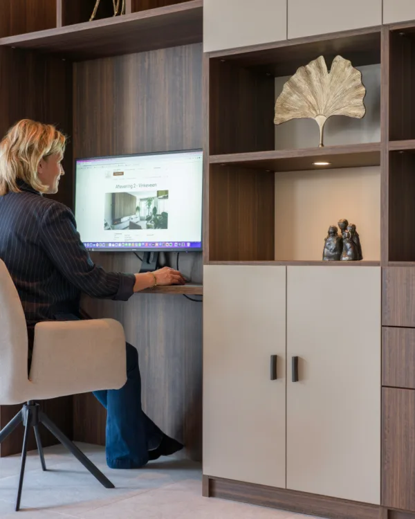 Maatwerk waar alles samenkomt: werken én opbergen perfect gecombineerd.