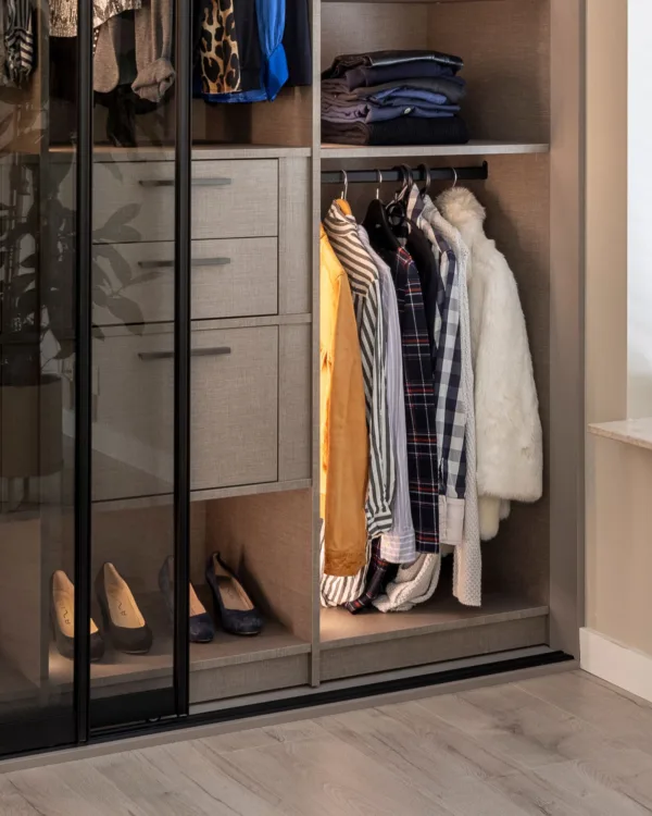 Kledingkast op maat met schuifdeuren in taupe en binnenkant Selected by Frans kleur Tweed