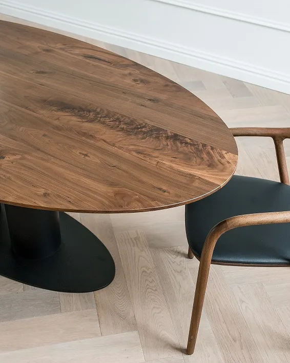 Houten tafel op maat in ovale vorm met zwart metalen onderstel