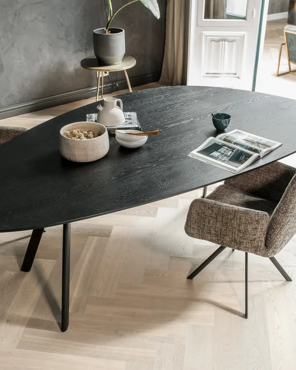 Maatwerk tafel kiezel vormig tafelblad in zwart met zwarte poten