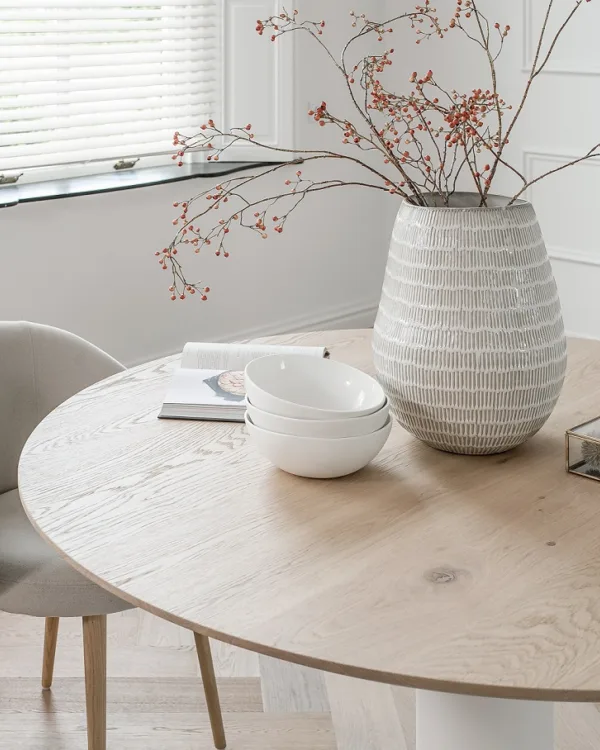 Ronde tafel met houten blad en witte ronde tafelpoot, sfeervol en ruimte besparend tegelijk!