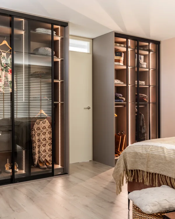 Op maat gemaakte kledingkasten met extra lades, glazen schuifdeuren en verlichting