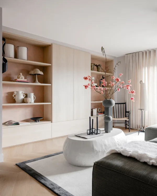 Luxe inbouwkast op maat met open planken en gesloten kasten.