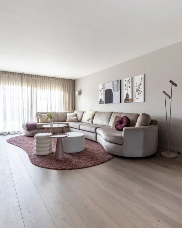 Eikenhoten look vloeren zijn er ook met brede planken verkrijgbaar zoals deze eikenlook pvc van Coretec