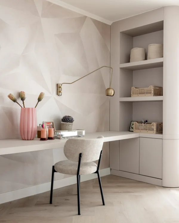 Werkplek met eikenhouten look in visgraat patroon, pvc eikenlook vloer.