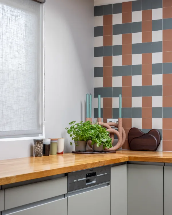 Rolgordijnen sluiten strak aan op je raam, perfect voor de keuken.